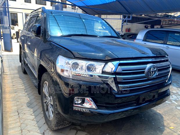 2016 Toyota Land Cruiser Black: Black beauty for off-road conquests