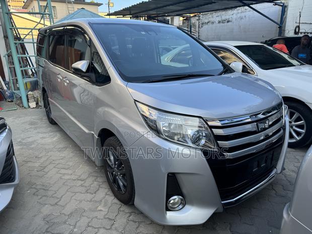 2017 Toyota Noah 2.0 FWD 8-Seater Silver - Pre-owned