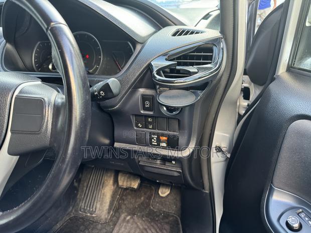 2017 Toyota Noah 2.0 FWD 8-Seater Silver - Pre-owned