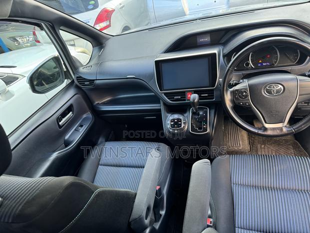 2017 Toyota Noah 2.0 FWD 8-Seater Silver - Pre-owned
