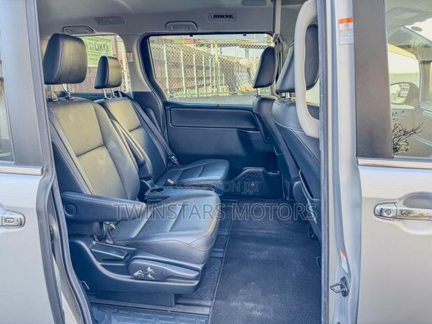 Silver 2017 Toyota Esquire Hybrid: Spacious 7-Seater