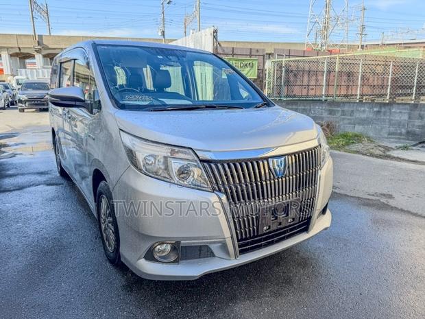 Silver 2017 Toyota Esquire Hybrid: Spacious 7-Seater