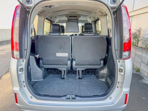 Silver 2017 Toyota Esquire Hybrid: Spacious 7-Seater