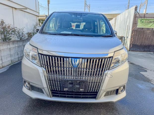 Silver 2017 Toyota Esquire Hybrid: Spacious 7-Seater