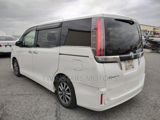 8-Seater White Toyota Esquire 2.0 FWD 2017: Comfortable Ride