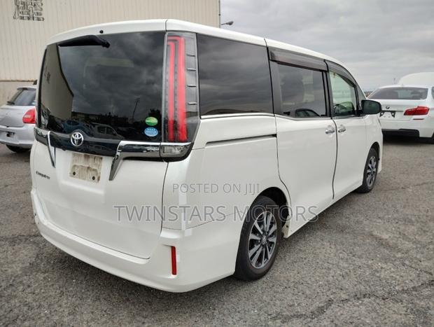 8-Seater White Toyota Esquire 2.0 FWD 2017: Comfortable Ride
