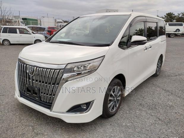 8-Seater White Toyota Esquire 2.0 FWD 2017: Comfortable Ride