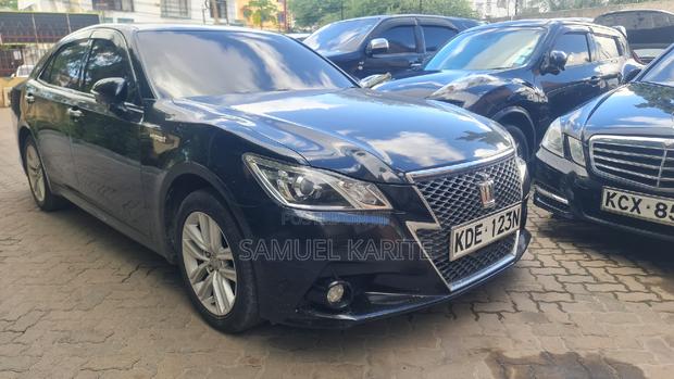 2014 Toyota Crown in Black - Perfect for Your Daily Commute