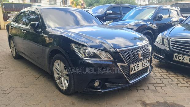 2014 Toyota Crown in Black - Perfect for Your Daily Commute