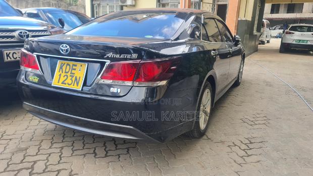 2014 Toyota Crown in Black - Perfect for Your Daily Commute
