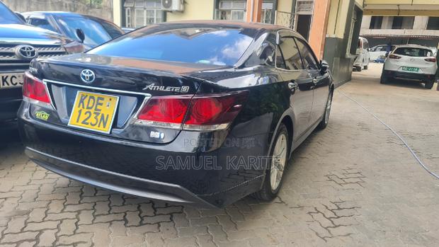 2014 Toyota Crown in Black - Perfect for Your Daily Commute