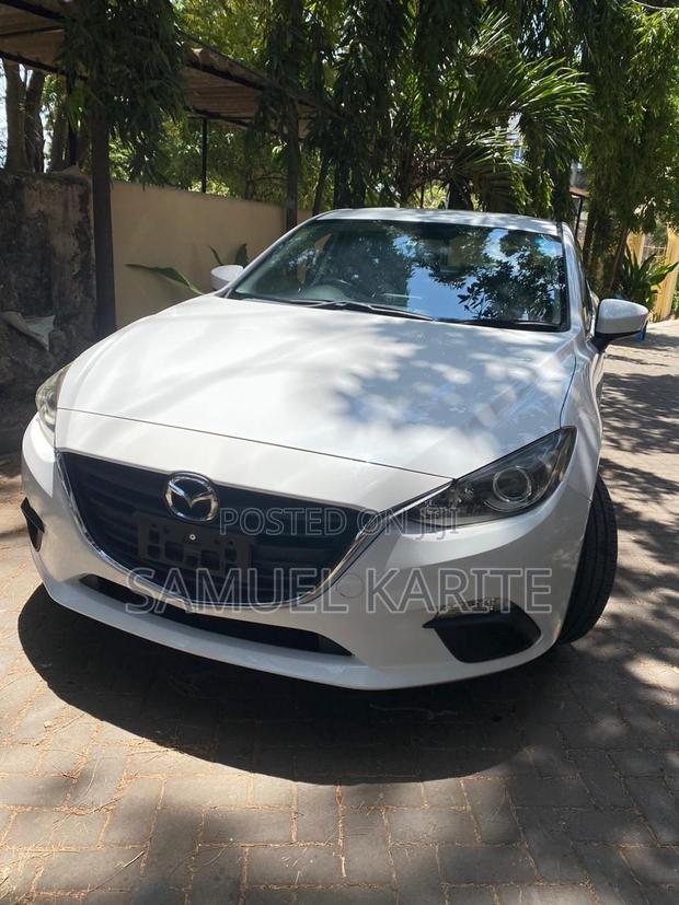 2017 Mazda Axela White Hatchback