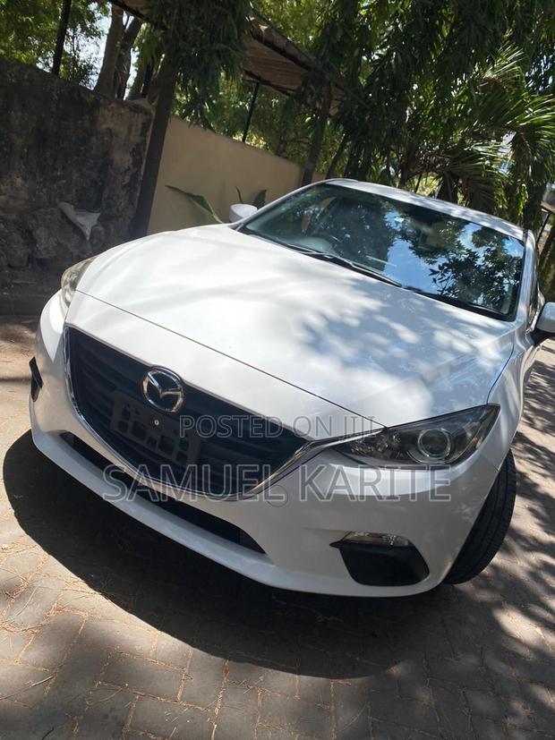 2017 Mazda Axela White Hatchback