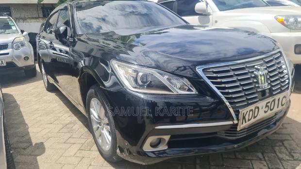 2015 Toyota Crown Black Edition: Stylish Pre-Owned Sedan