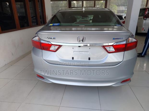 2017 Honda Grace 1.5 Hybrid FWD Silver: Sleek and Efficient