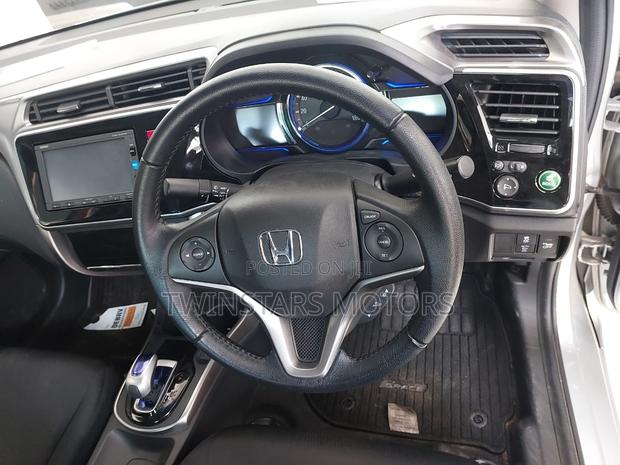 2017 Honda Grace 1.5 Hybrid FWD Silver: Sleek and Efficient