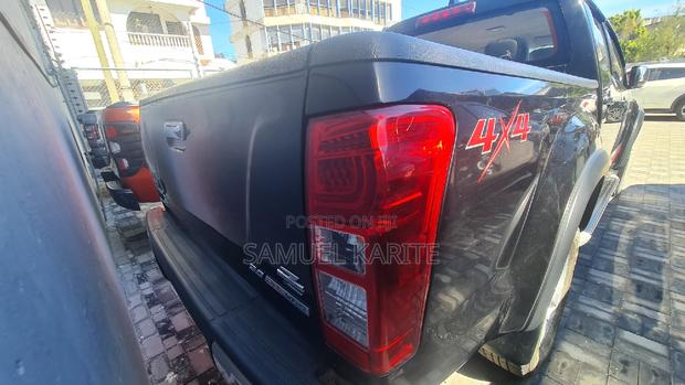2017 Isuzu D-MAX Gray - Power, Performance, and Style
