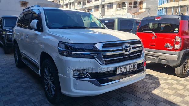2016 Toyota Land Cruiser in White - Ultimate Off-Road Performance