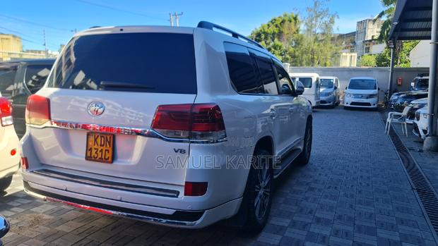 2016 Toyota Land Cruiser in White - Ultimate Off-Road Performance