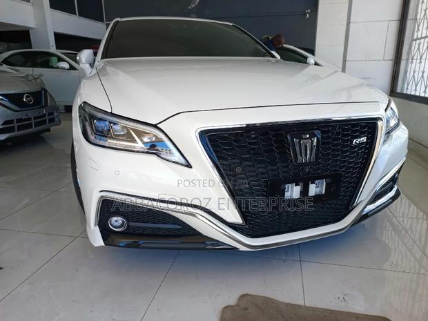 2018 Toyota Crown Pearl - Elevate Your Driving Experience