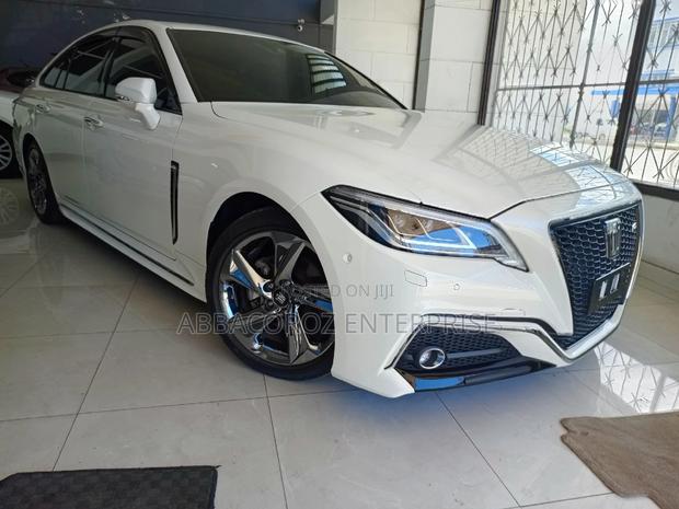 2018 Toyota Crown Pearl - Elevate Your Driving Experience
