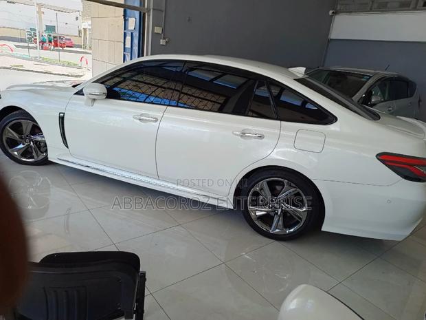 2018 Toyota Crown Pearl - Elevate Your Driving Experience