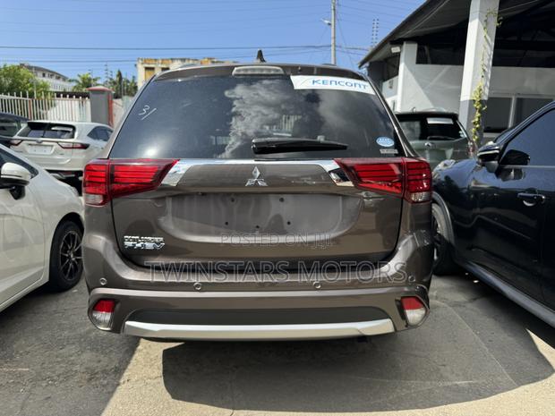 2017 Mitsubishi Outlander 2.0 PHEV AWD Gray - Pre-Owned Excellence
