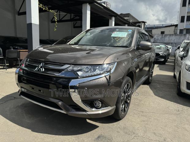 2017 Mitsubishi Outlander 2.0 PHEV AWD Gray - Pre-Owned Excellence