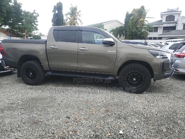 Golden 2018 Toyota Hilux: Capable and Stylish