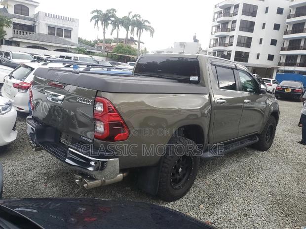 Golden 2018 Toyota Hilux: Capable and Stylish