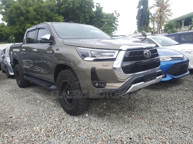 Golden 2018 Toyota Hilux: Capable and Stylish