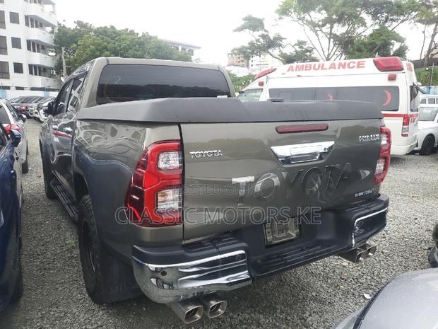 Golden 2018 Toyota Hilux: Capable and Stylish