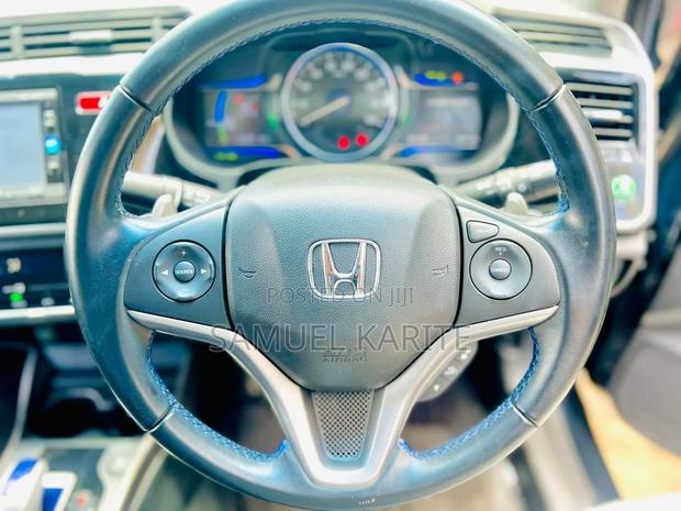 Honda Grace 2017 - Sleek Gray Sedan with Modern Amenities
