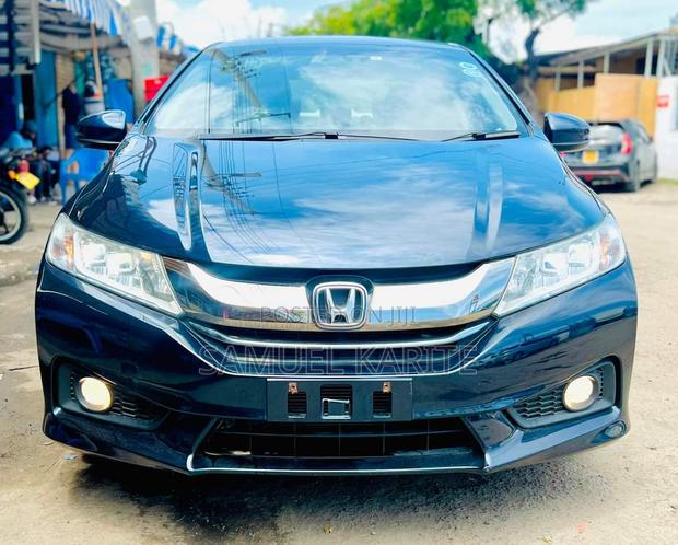 Honda Grace 2017 - Sleek Gray Sedan with Modern Amenities