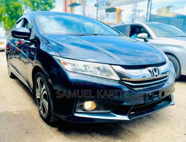 Honda Grace 2017 - Sleek Gray Sedan with Modern Amenities