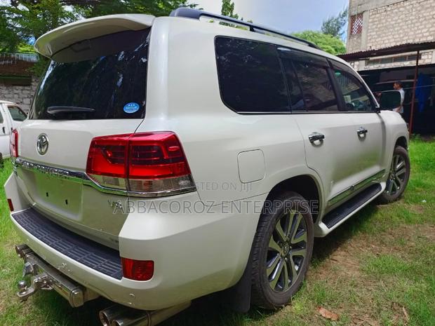 Used 2017 Toyota Land Cruiser 4.6 V8 ZX in Pearl Condition