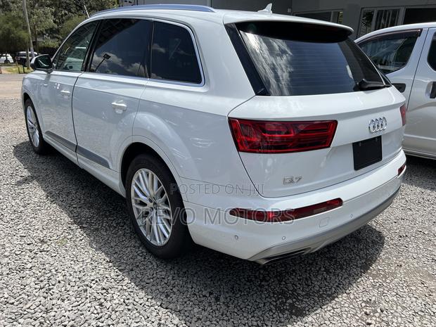 White Audi Q7 2016: High-End SUV Available