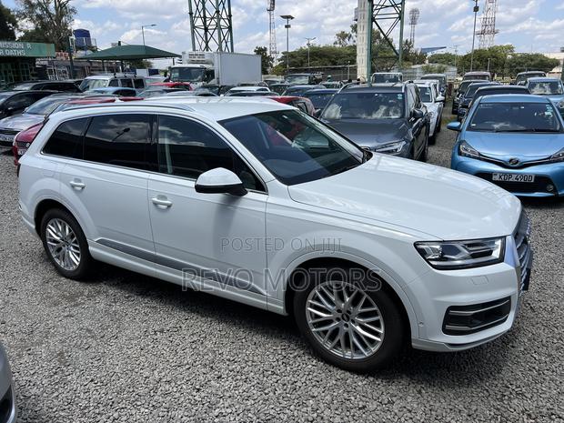 White Audi Q7 2016: High-End SUV Available