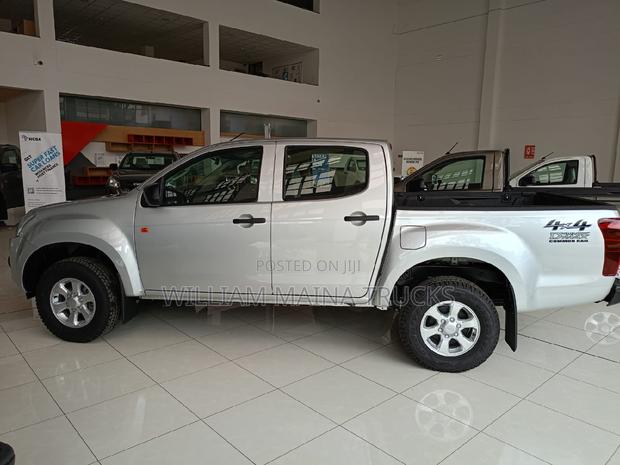 New Isuzu D-MAX 2024 Silver
