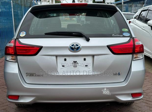 Toyota Corolla Fielder 2018 Silver