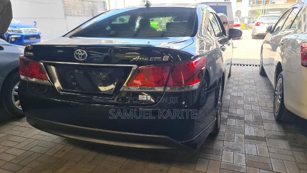 Black Toyota Crown 2017: Sophisticated Luxury Sedan