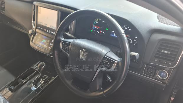 Black Toyota Crown 2017: Sophisticated Luxury Sedan