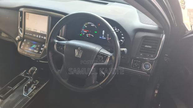 Black Toyota Crown 2017: Sophisticated Luxury Sedan