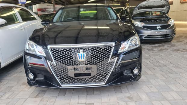 Black Toyota Crown 2017: Sophisticated Luxury Sedan