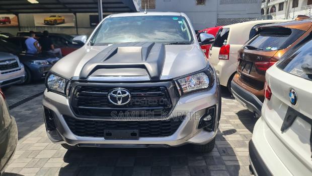 2017 Toyota Hilux Gray - Powerful and Reliable Off-Roader