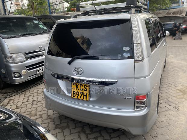 Toyota ISIS 2012 Silver