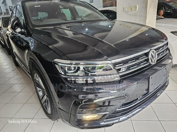 2018 Volkswagen Tiguan Black: Sleek and Capable SUV for Your Drive