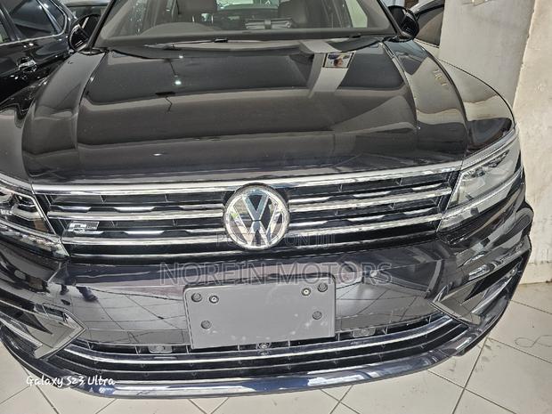 2018 Volkswagen Tiguan Black: Sleek and Capable SUV for Your Drive