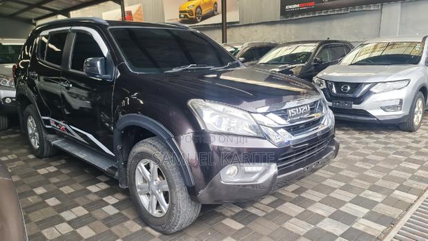 Gray Isuzu MU-X 2017: Off-Road Capability and Style
