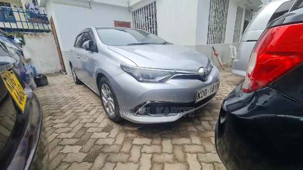 Affordable 2015 Toyota Auris Silver: Compact Sedan with Class